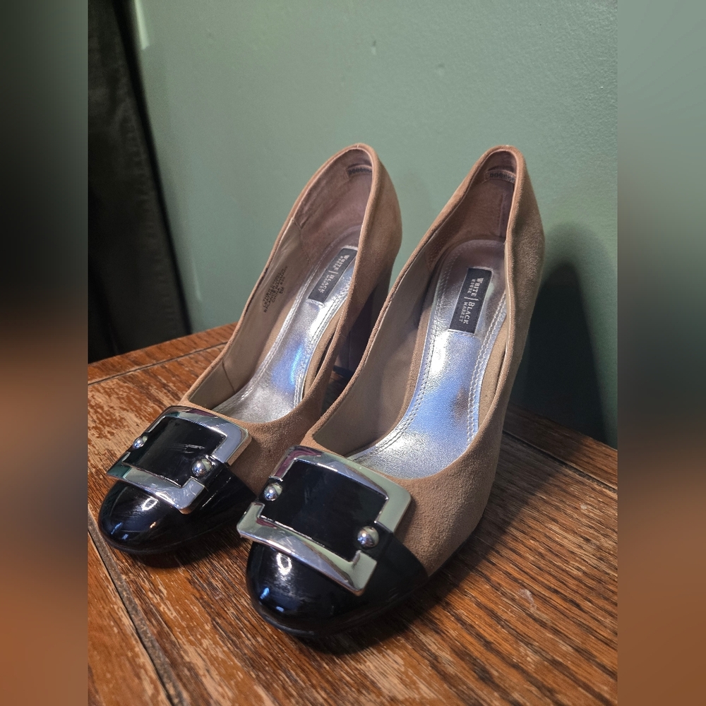 WHBM Tan Leather Chunky Heel With Black And Chrome Buckle Accent 8M